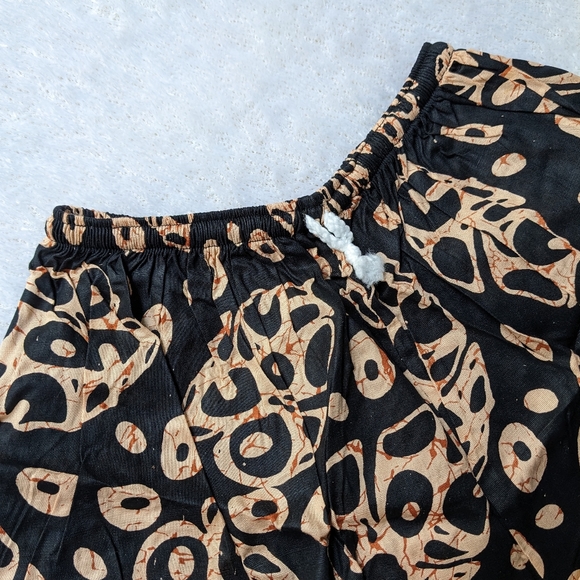 Spotted leaf print elastic waist casual shorts - Picture 3 of 6